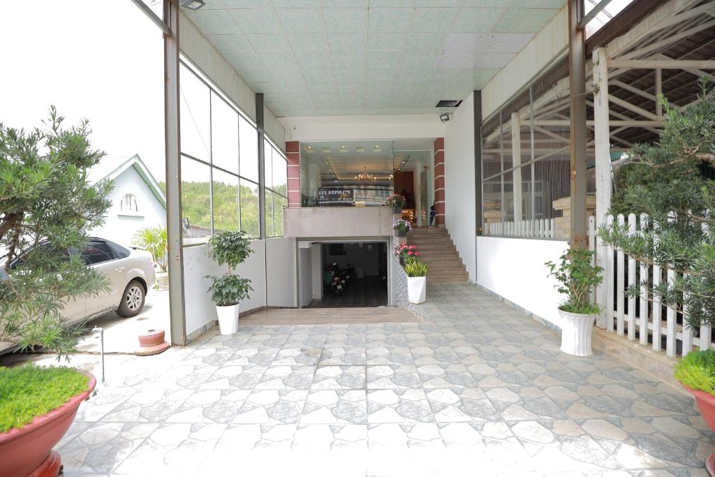 Mặt tiền/cổng chính của Arya Hotel Dalat