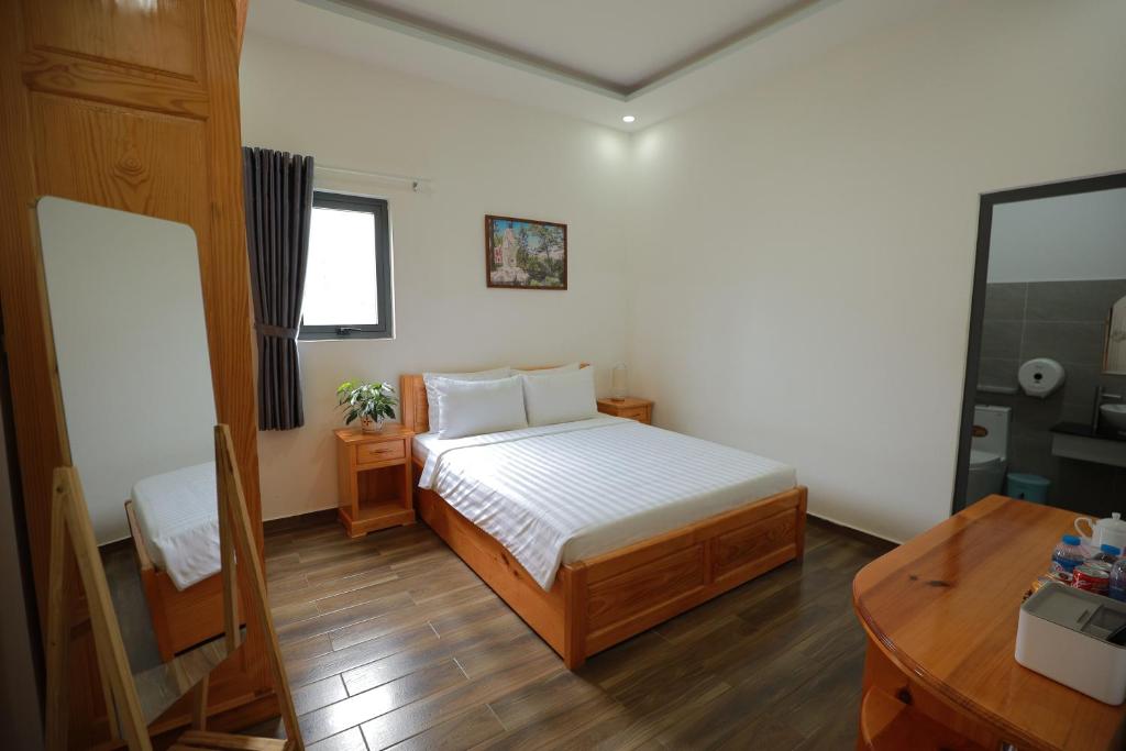 Giường trong phòng chung tại Arya Hotel Dalat
