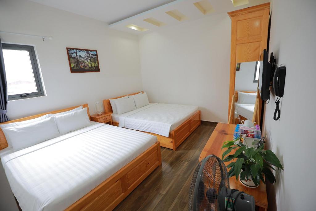 Giường trong phòng chung tại Arya Hotel Dalat