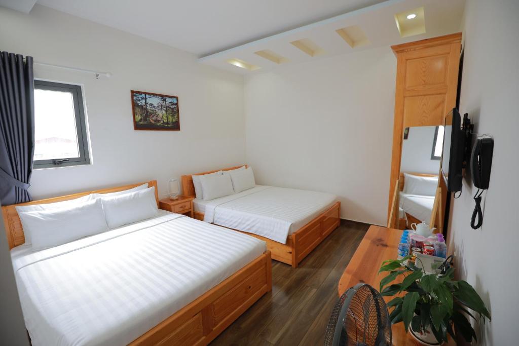 Giường trong phòng chung tại Arya Hotel Dalat
