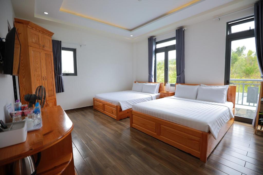 Giường trong phòng chung tại Arya Hotel Dalat