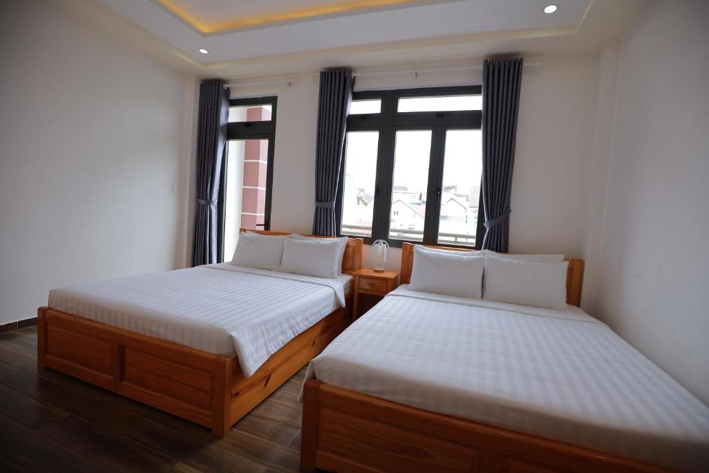 Giường trong phòng chung tại Arya Hotel Dalat