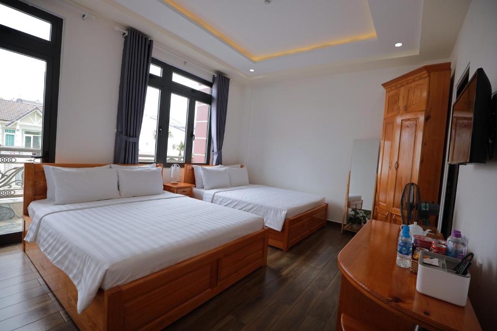 Giường trong phòng chung tại Arya Hotel Dalat