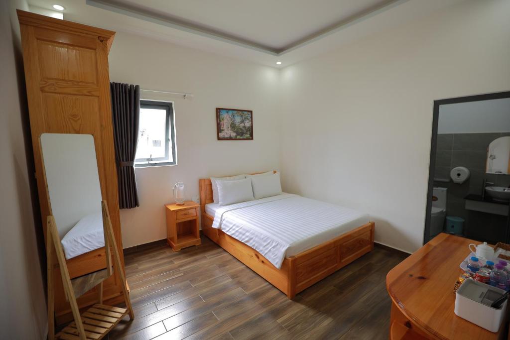 Giường trong phòng chung tại Arya Hotel Dalat