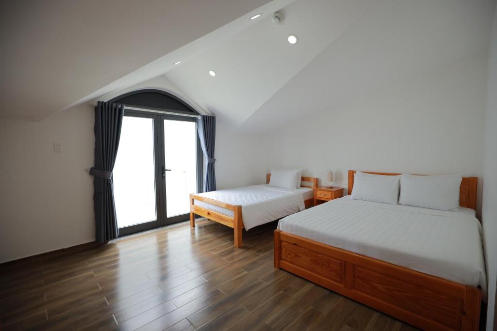 Giường trong phòng chung tại Arya Hotel Dalat