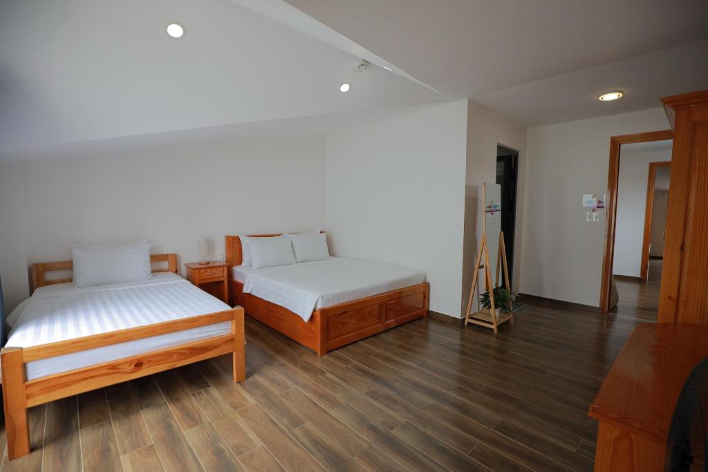 Giường trong phòng chung tại Arya Hotel Dalat