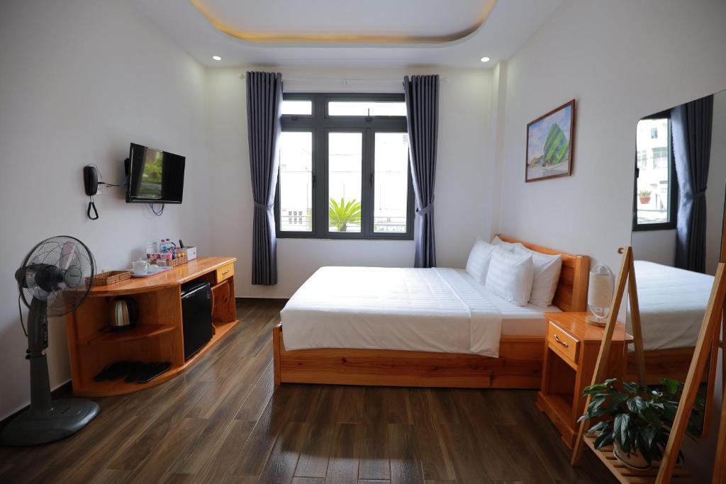 Giường trong phòng chung tại Arya Hotel Dalat