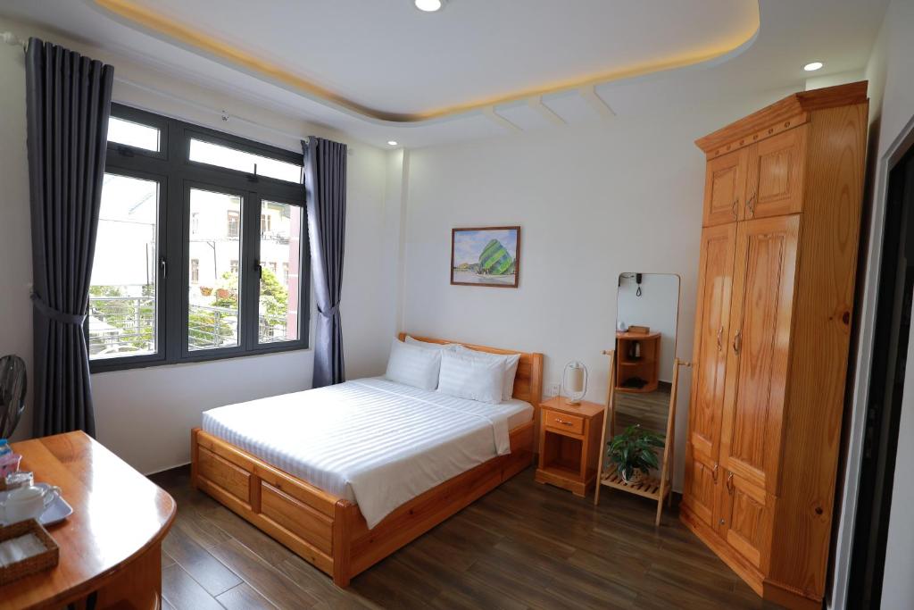 Giường trong phòng chung tại Arya Hotel Dalat