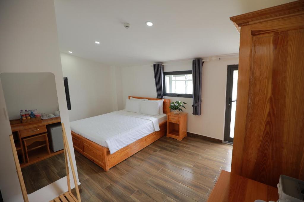 Giường trong phòng chung tại Arya Hotel Dalat