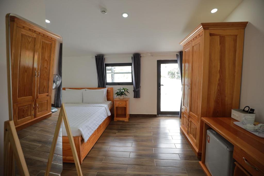 Giường trong phòng chung tại Arya Hotel Dalat