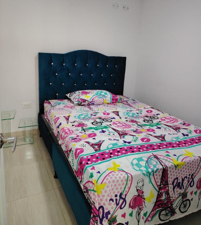 Postel nebo postele na pokoji v ubytování Apartamento cafetero portal del prado