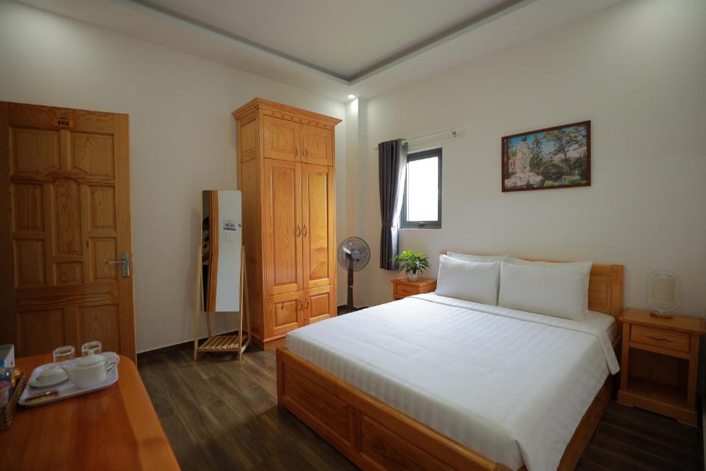Giường trong phòng chung tại Arya Hotel Dalat