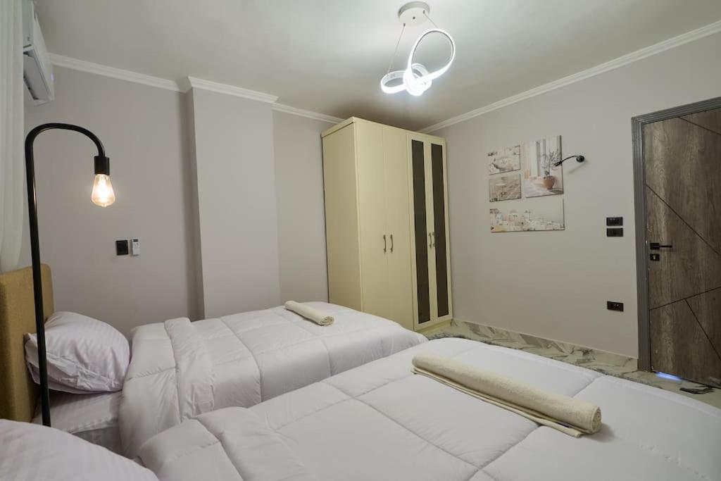 Postel nebo postele na pokoji v ubytování Three Rooms Rooftop Apartment in 6 October, Cairo