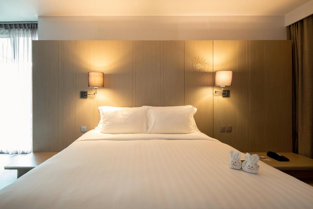 Postel nebo postele na pokoji v ubytování The Yama Hotel Phuket