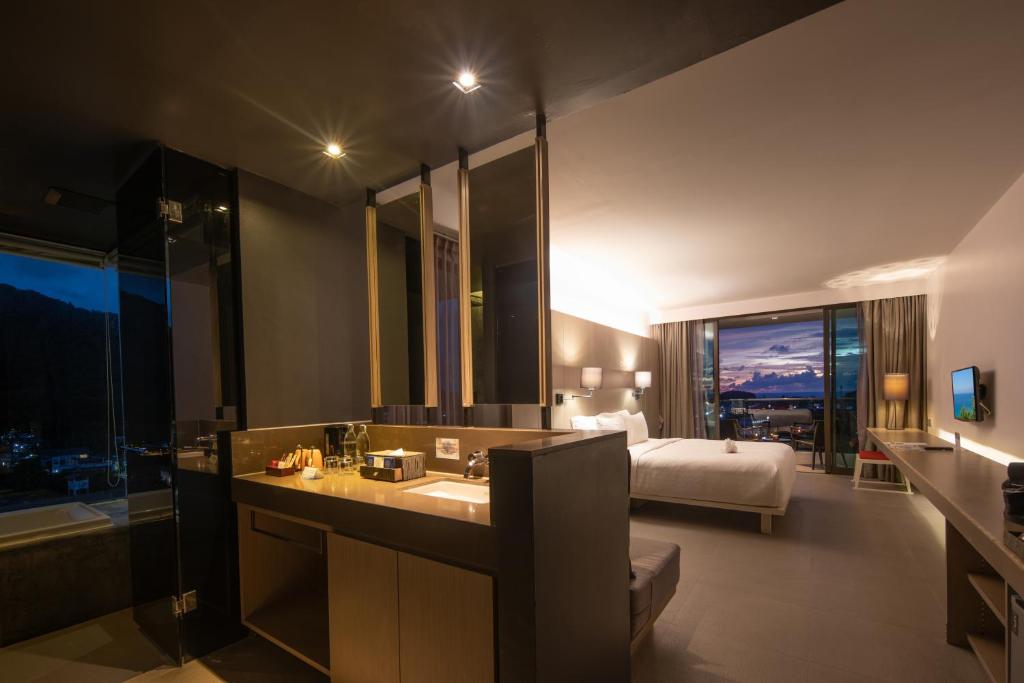 TV a/nebo společenská místnost v ubytování The Yama Hotel Phuket