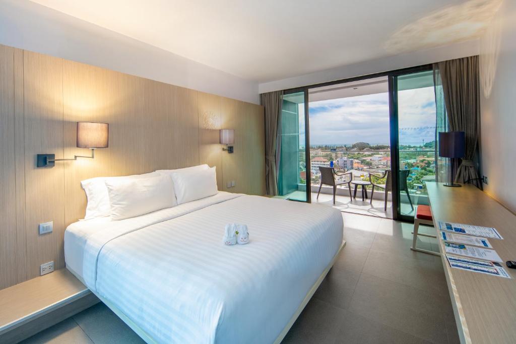 Postel nebo postele na pokoji v ubytování The Yama Hotel Phuket