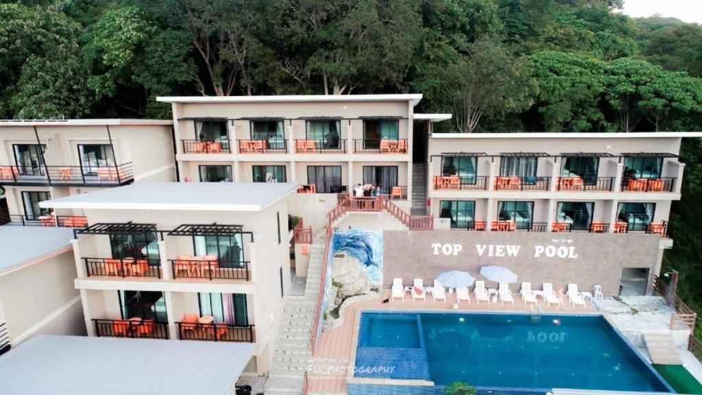 Bazén v ubytování Phi Phi Top View Resort nebo v jeho okolí
