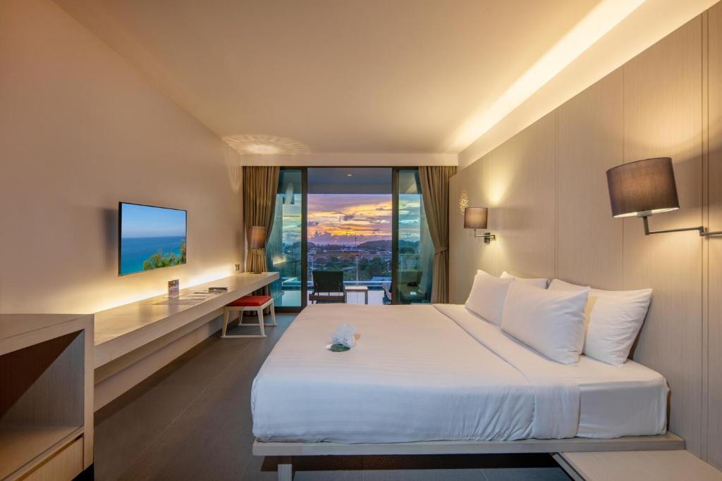Postel nebo postele na pokoji v ubytování The Yama Hotel Phuket