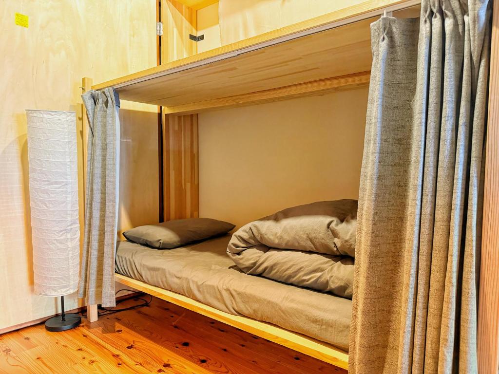 Postel nebo postele na pokoji v ubytování 片原楽家 旅人の長浜町家ドミトリー