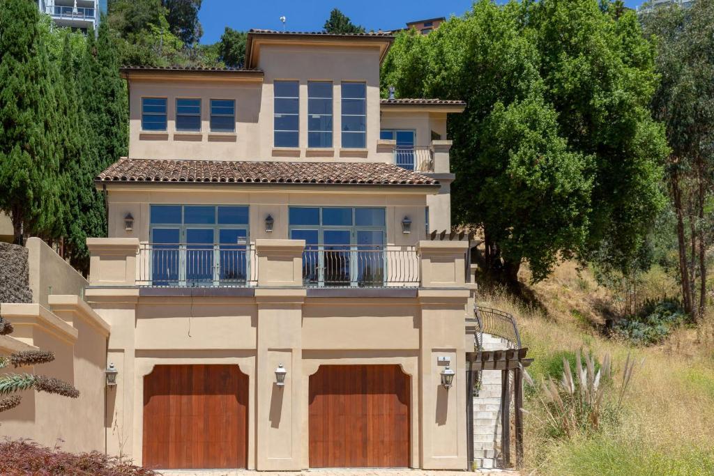 Luxury Berkeley Hills Villa with Bay View, Steam Room, 15 Mins to SF