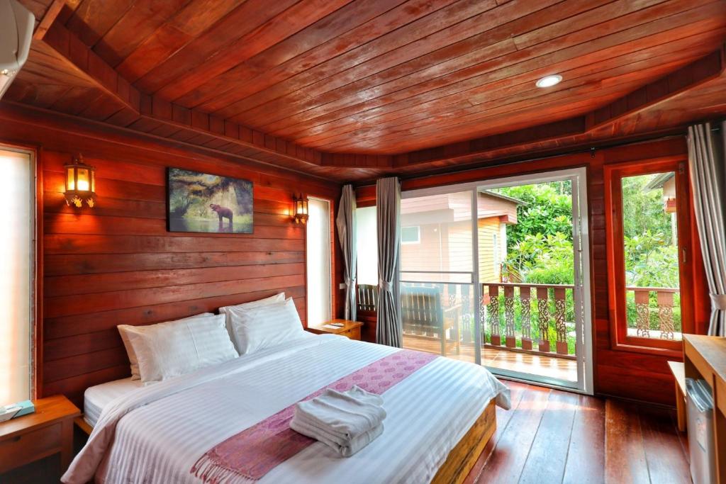 Postel nebo postele na pokoji v ubytování Horizon Beach Resort Koh Jum