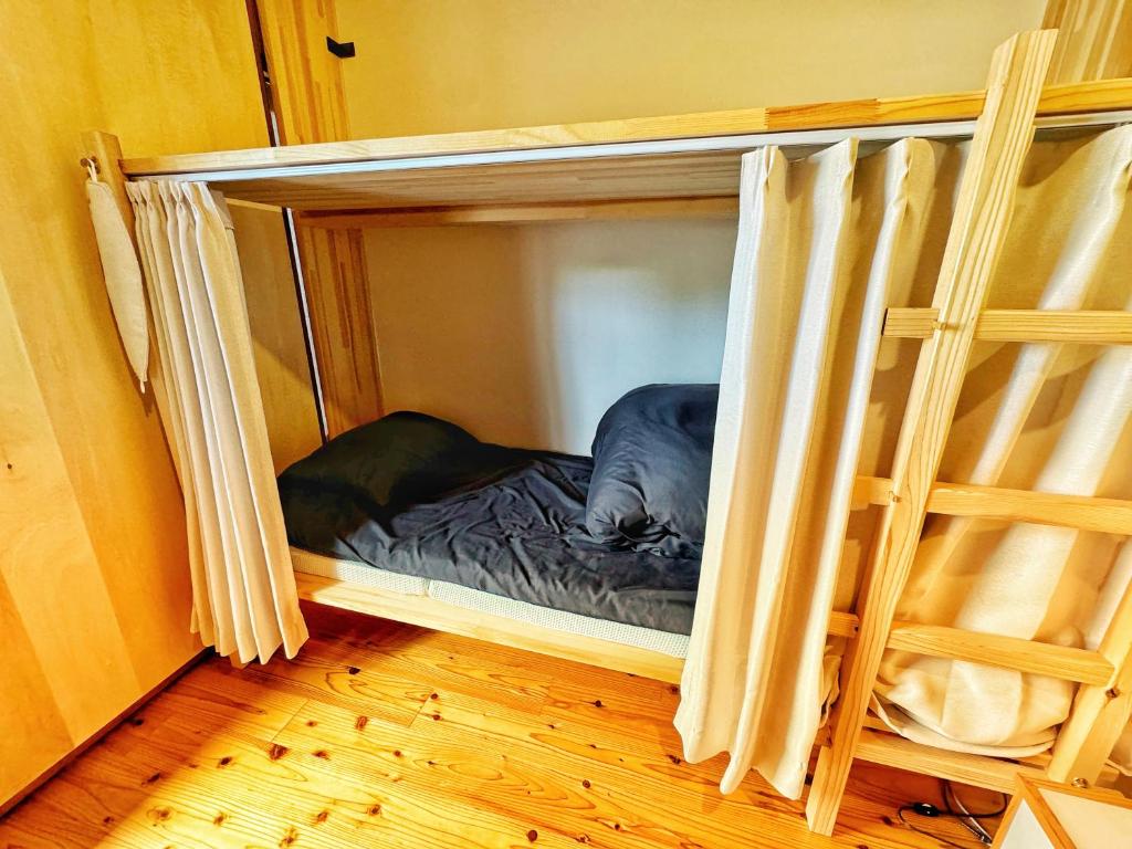 Postel nebo postele na pokoji v ubytování 片原楽家 旅人の長浜町家ドミトリー