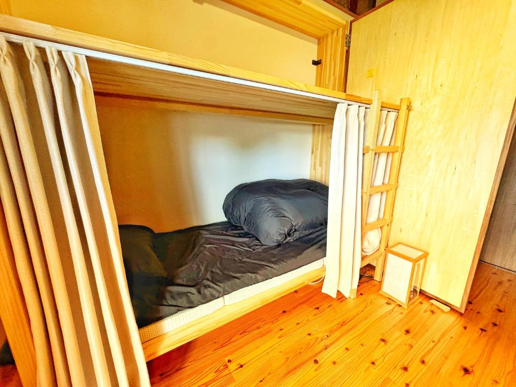 Postel nebo postele na pokoji v ubytování 片原楽家 旅人の長浜町家ドミトリー