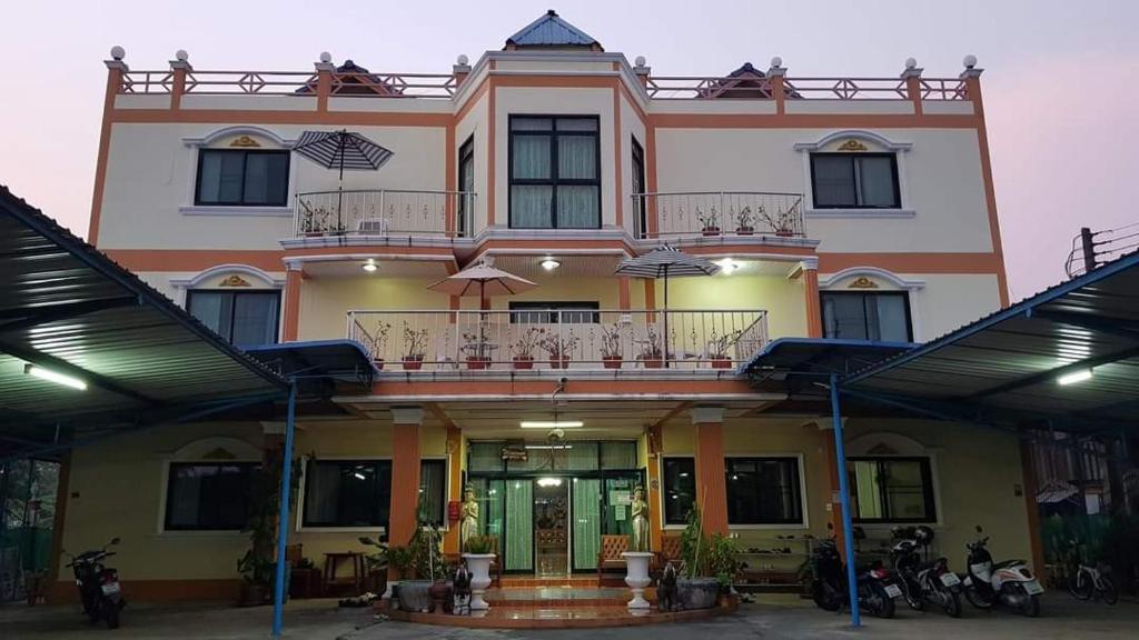 un gran edificio con un balcón en la parte superior. en Kasithorn Apartment&#39;s &amp; Hotel, en Phetchabun