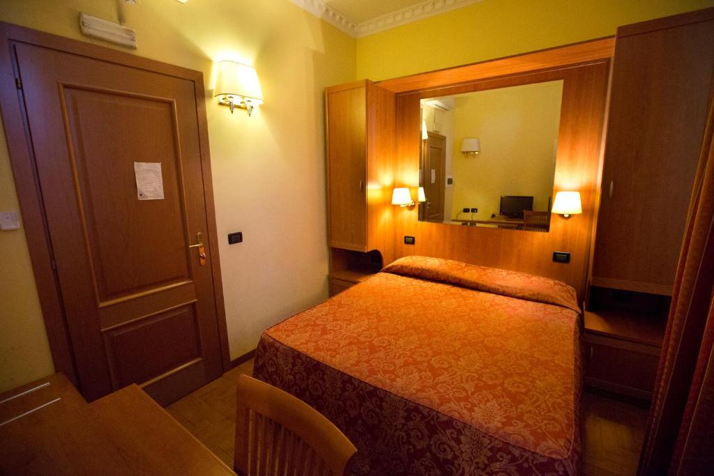 Postel nebo postele na pokoji v ubytování Hotel Lella