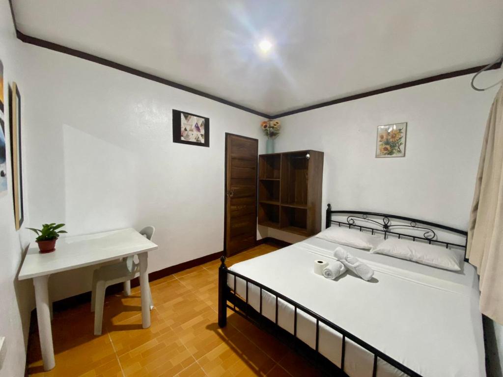 Postel nebo postele na pokoji v ubytování Cozy-Airconditioned Room 3 - May Ann Homestay