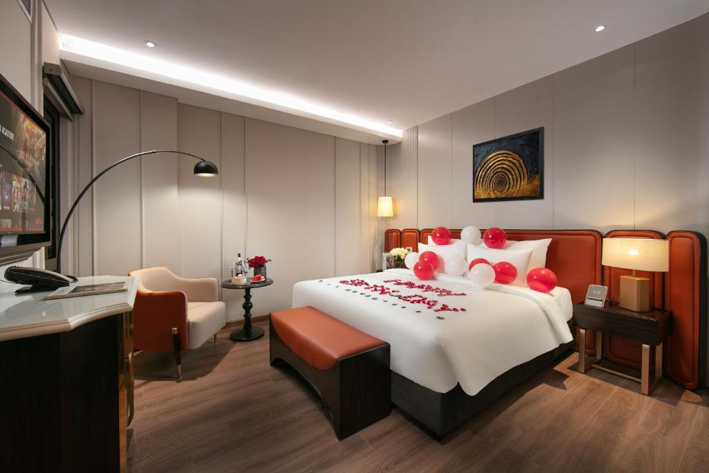 Postel nebo postele na pokoji v ubytování Le Premier Hotel & Rooftop Bar