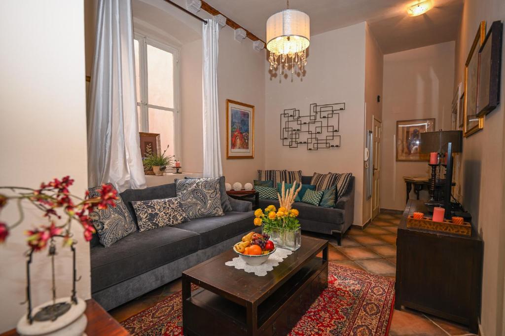 uma sala de estar com um sofá e uma mesa em Large Three Bedroom, Center of Old Town em Dubrovnik