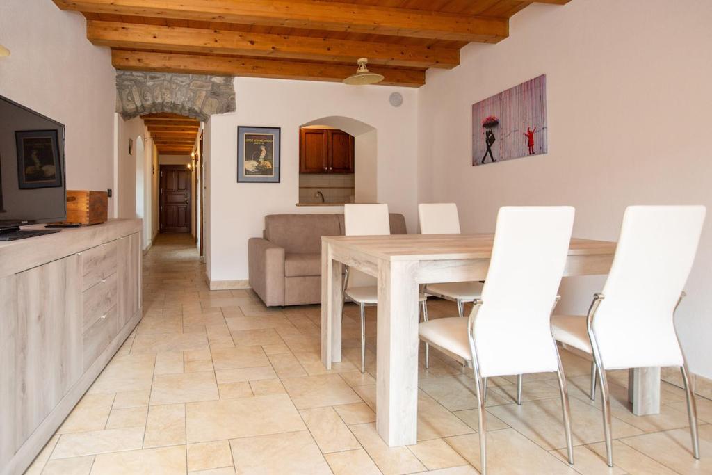 Televízia a/alebo spoločenská miestnosť v ubytovaní Inn Aosta Apartments