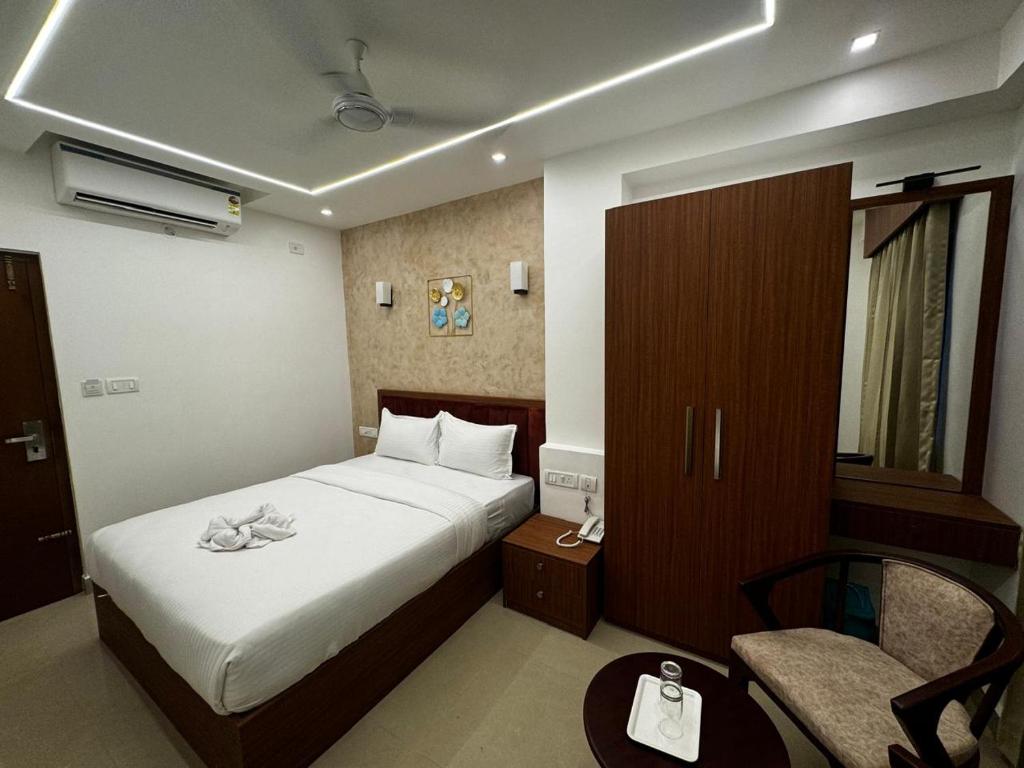Postel nebo postele na pokoji v ubytování Hotel Royal Luxe - US consulate, Apollo hospital, Sankara natralya
