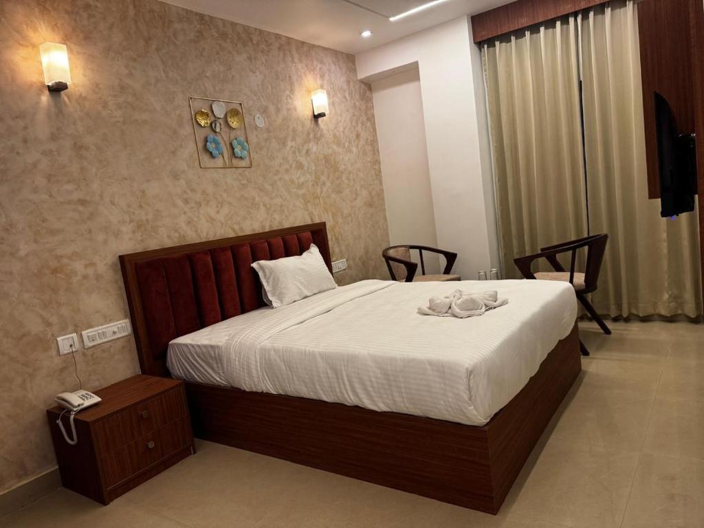 Postel nebo postele na pokoji v ubytování Hotel Royal Luxe - US consulate, Apollo hospital, Sankara natralya