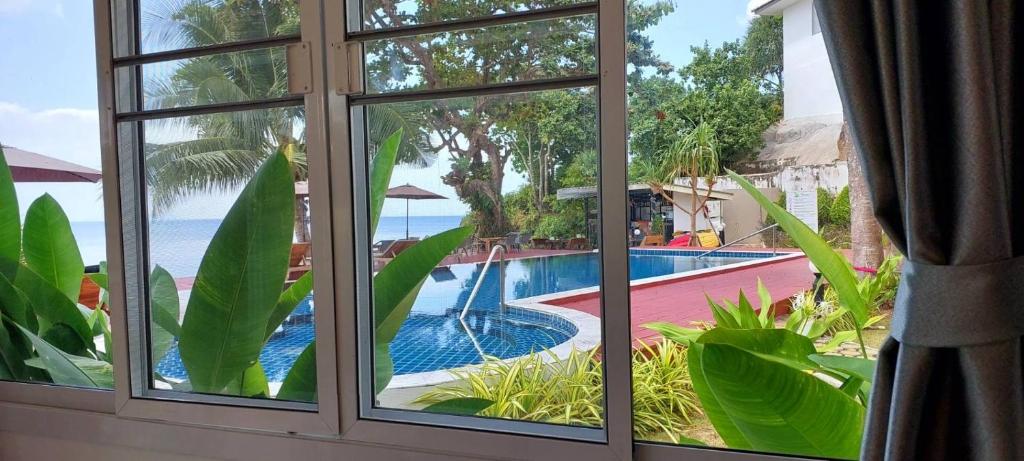 Bazén v ubytování Horizon Beach Resort Koh Jum nebo v jeho okolí