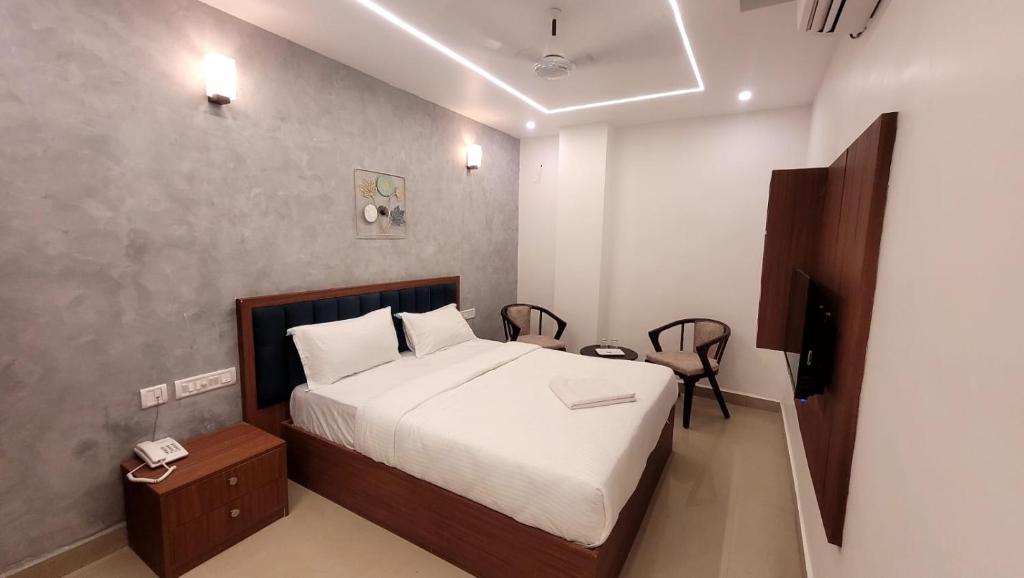 Postel nebo postele na pokoji v ubytování Hotel Royal Luxe - US consulate, Apollo hospital, Sankara natralya