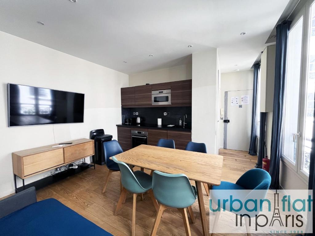 un salon avec une table et des chaises de salle à manger dans l'établissement Urban Flat 71 - Amazing Apartment in Le Marais, à Paris