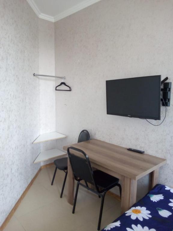 TV a/nebo společenská místnost v ubytování Gldani-house