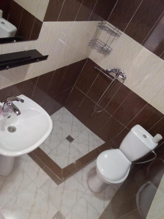 Koupelna v ubytování Gldani-house