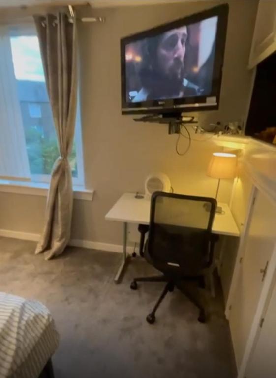 TV a/nebo společenská místnost v ubytování Room in a Home