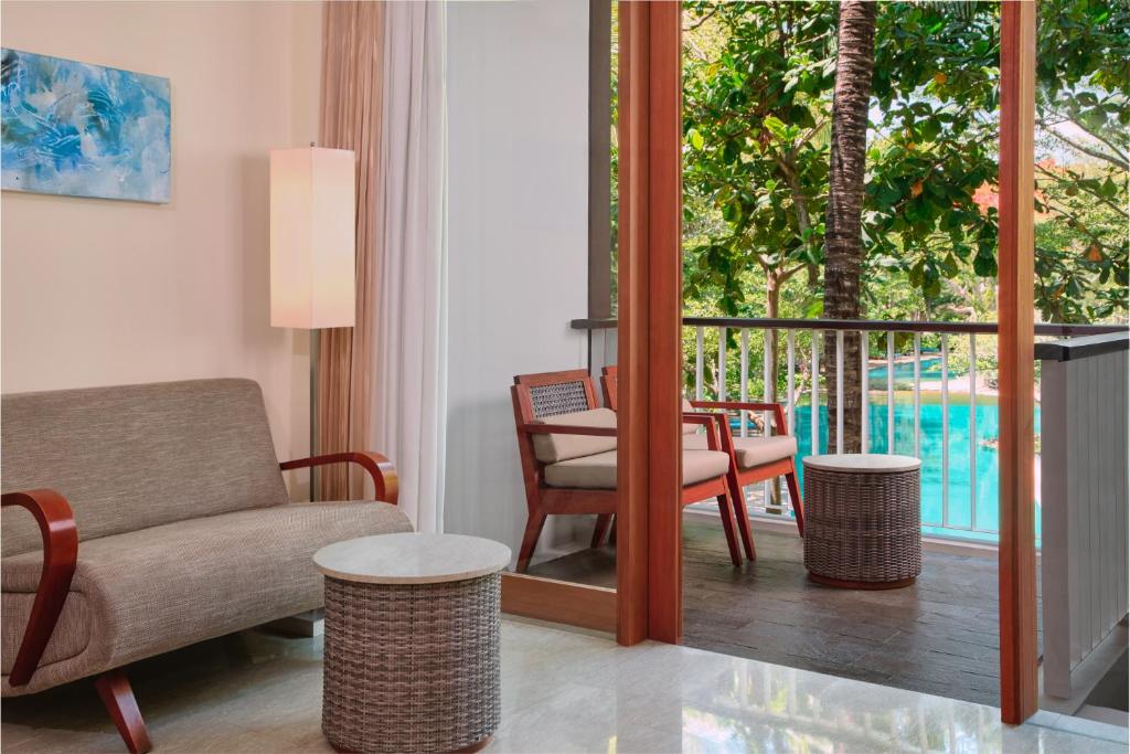 Bazén v ubytování Courtyard by Marriott Bali Nusa Dua Resort nebo v jeho okolí