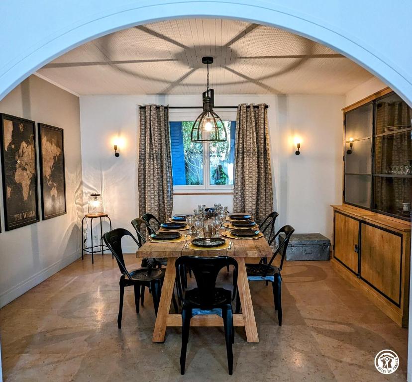 una sala da pranzo con tavolo e sedie di La Maison Bleue a Tillenay