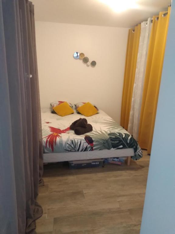 a bed in a room with a bed sidx sidx sidx at Chez alexia et cédric in Joué-sur-Erdre
