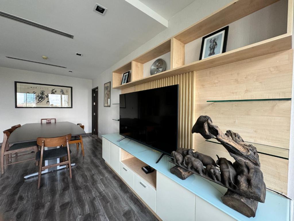 TV a/nebo společenská místnost v ubytování W8 CONDO, TOP Floor LUXE 3 Bedroom Penthouse, Hip central Bangkok area, 5 mins from Thonglo BTS station