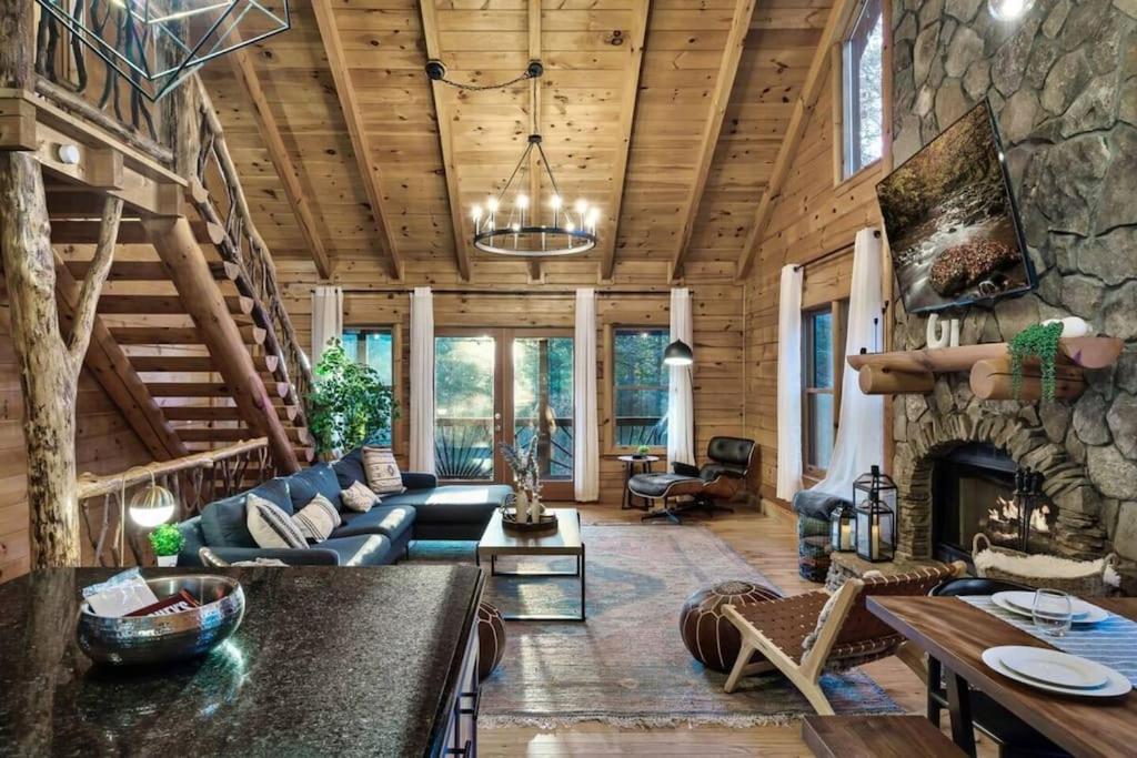 Blue Ridge Cabin Come See Fall Colors HotTub Decks Firepit Game Room ...