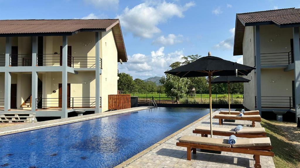 Bazén v ubytování Hotel Sigiriyaaya nebo v jeho okolí