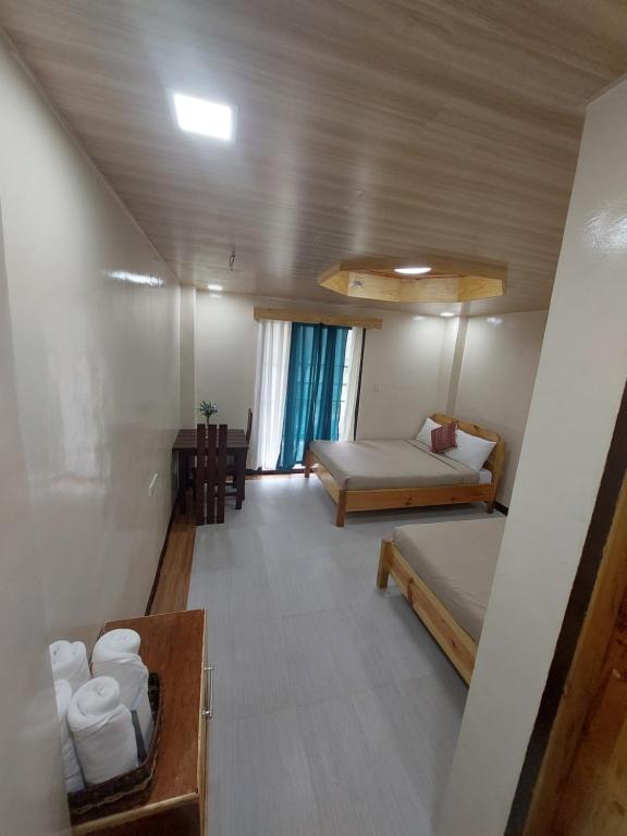 Postel nebo postele na pokoji v ubytování Quarry Bay Hometel Sagada