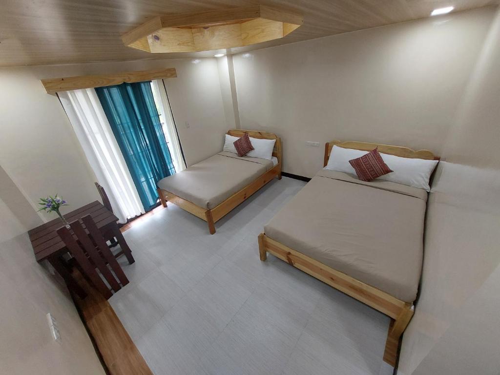 Postel nebo postele na pokoji v ubytování Quarry Bay Hometel Sagada