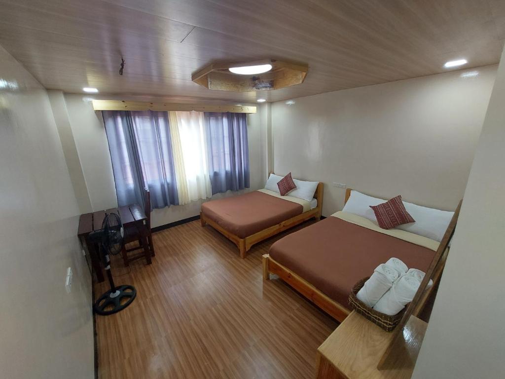 Postel nebo postele na pokoji v ubytování Quarry Bay Hometel Sagada